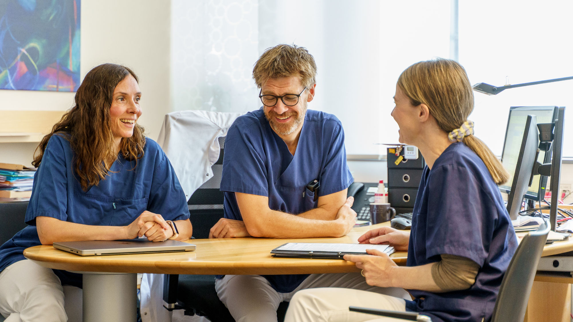 Teambesprechung in der Gemeinschaftspraxis für Hämatologie und Onkologie Münster – Stellenangebot für MFA und Gesundheits- und Krankenpfleger (m/w/d)