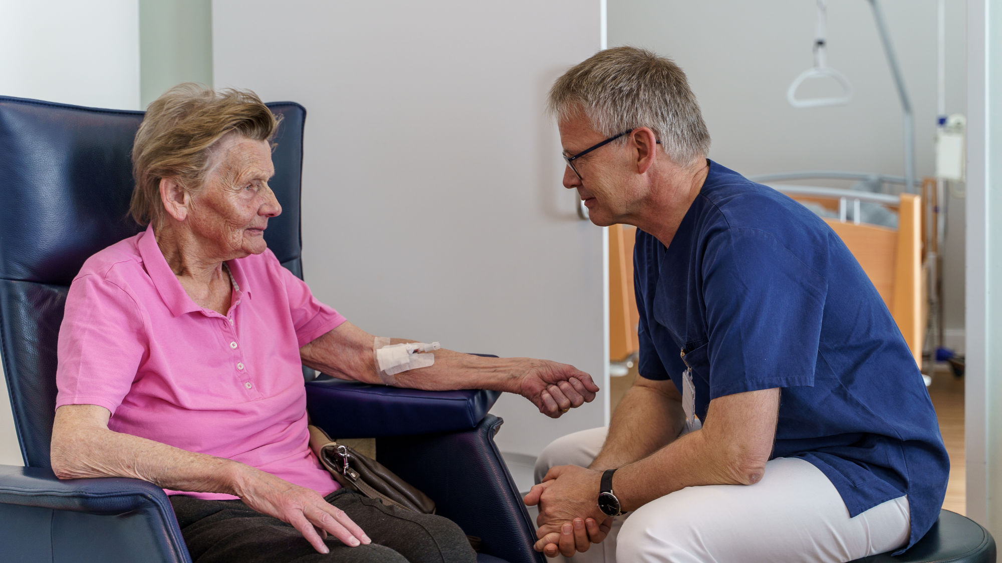Ablauf der Therapie: Arzt erläutert einer Patientin den Ablauf ihrer individuellen Krebstherapie.