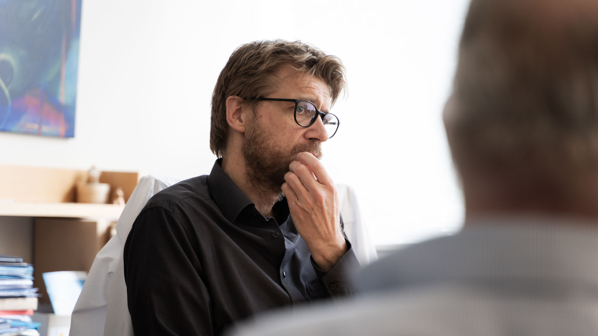 Arzt und medizinische Fachangestellte planen gemeinsam den individuellen Therapieverlauf.