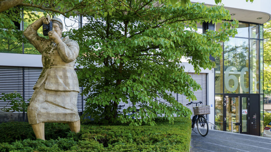 Skulptur vor dem Praxisgebäude