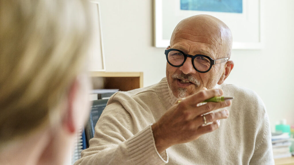 Arzt im Gespräch mit einer Patientin