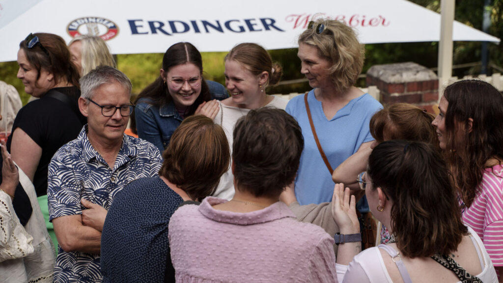 Teammitglieder im intensiven aber lockeren Gespräch beim letzten Sommerfest 2026