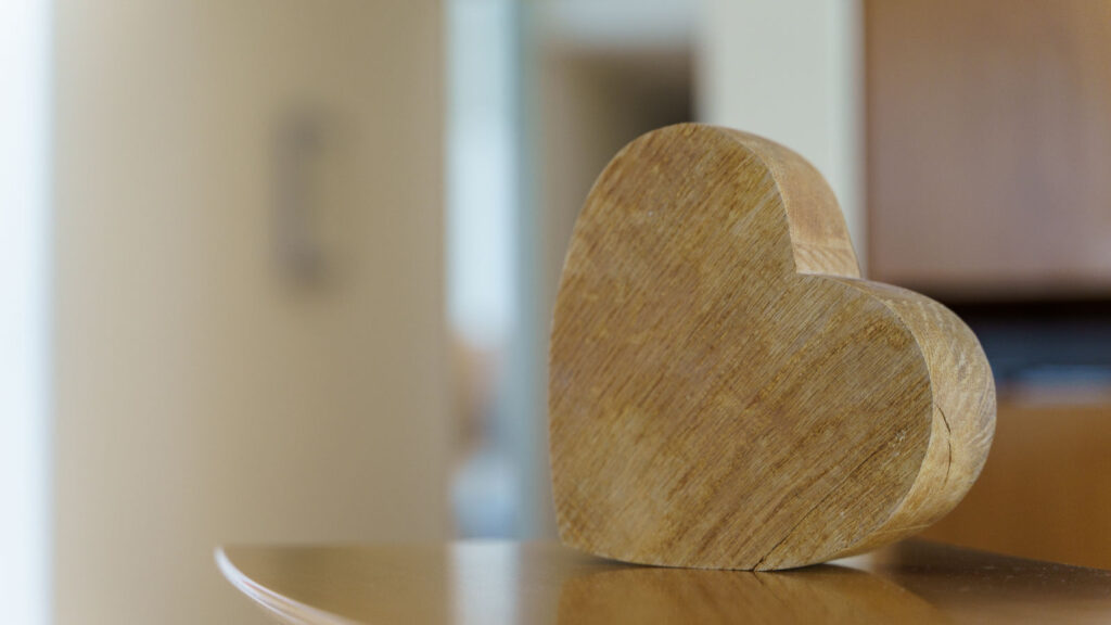 Dekoratives Herz aus Holz am Praxisempfang