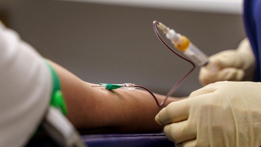 Blutabnahme eines Patienten im Labor