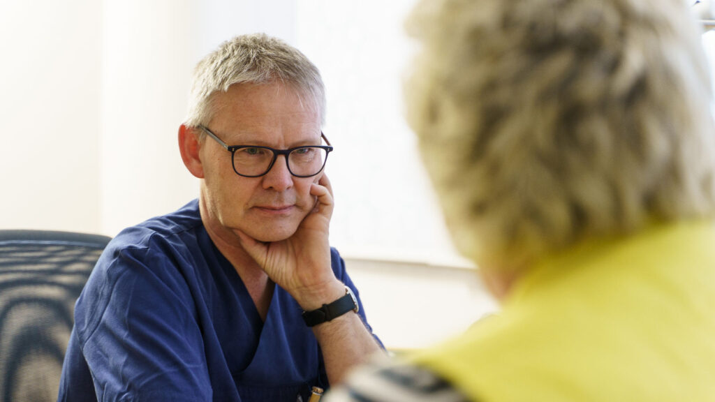 Arzt der Onkologie Münster im Gespräch mit einer Patientin