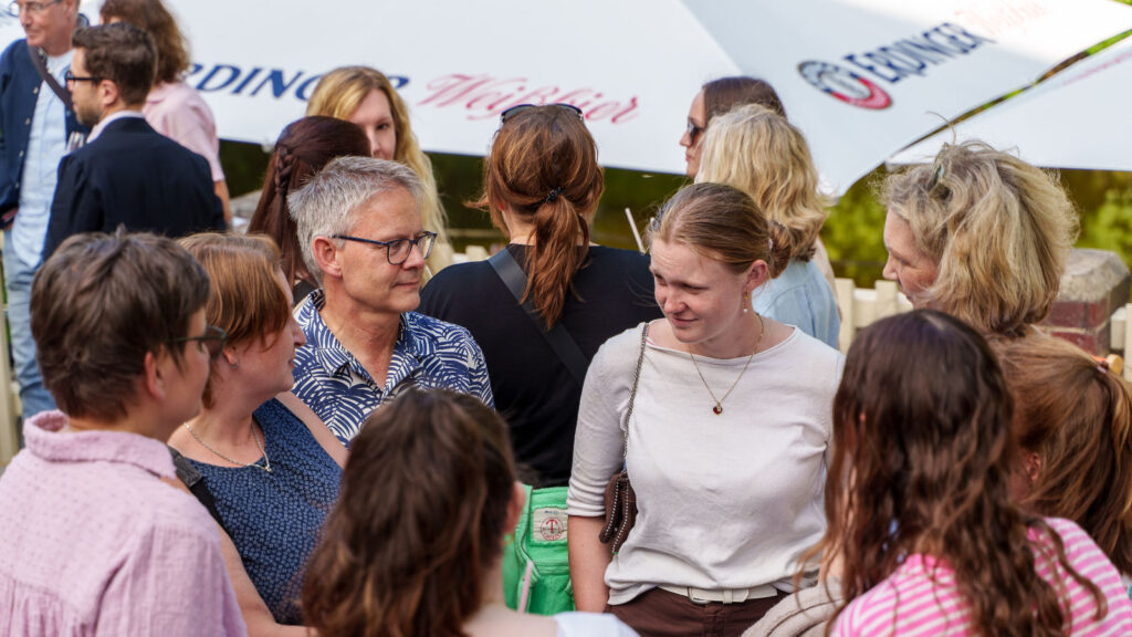 Mitarbeitende der Onkologie Münster im Gespräch während des Sommerfestes 2026