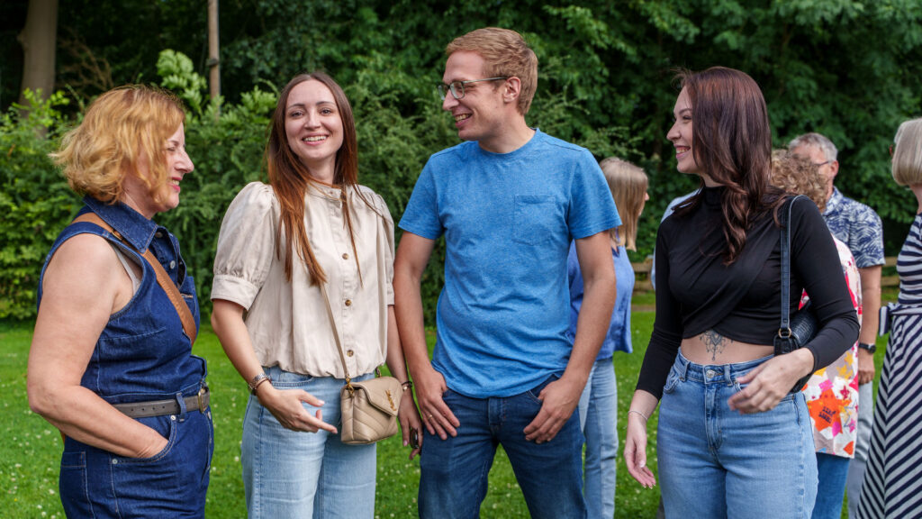 Mitarbeitende der Onkologie Münster locker im Gespräch beim Sommerfest