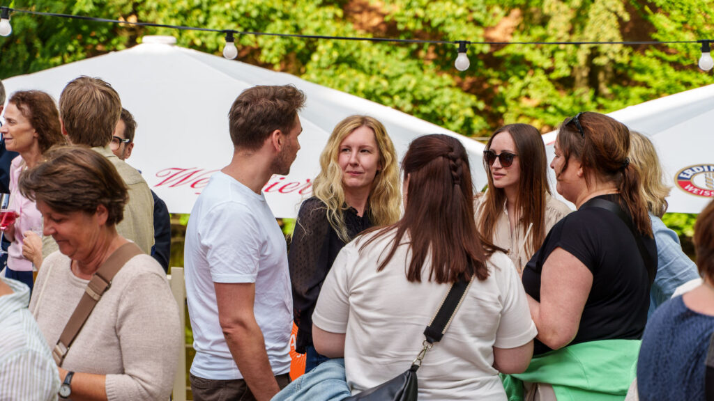 Mitarbeitende der Onkologie Münster im Gespräch beim Sommerfest