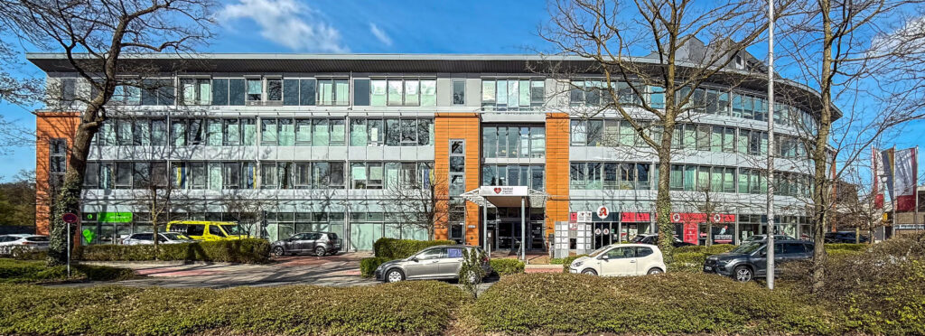 Großaufnahme des Praxisgebäudes am Standort Medical Center Düesbergweg im Herbst